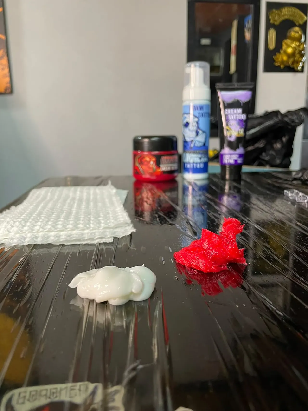 Persona cuidando su tatuaje nuevo con productos HornetX